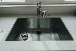 Küchenarmatur mit Kalkspuren