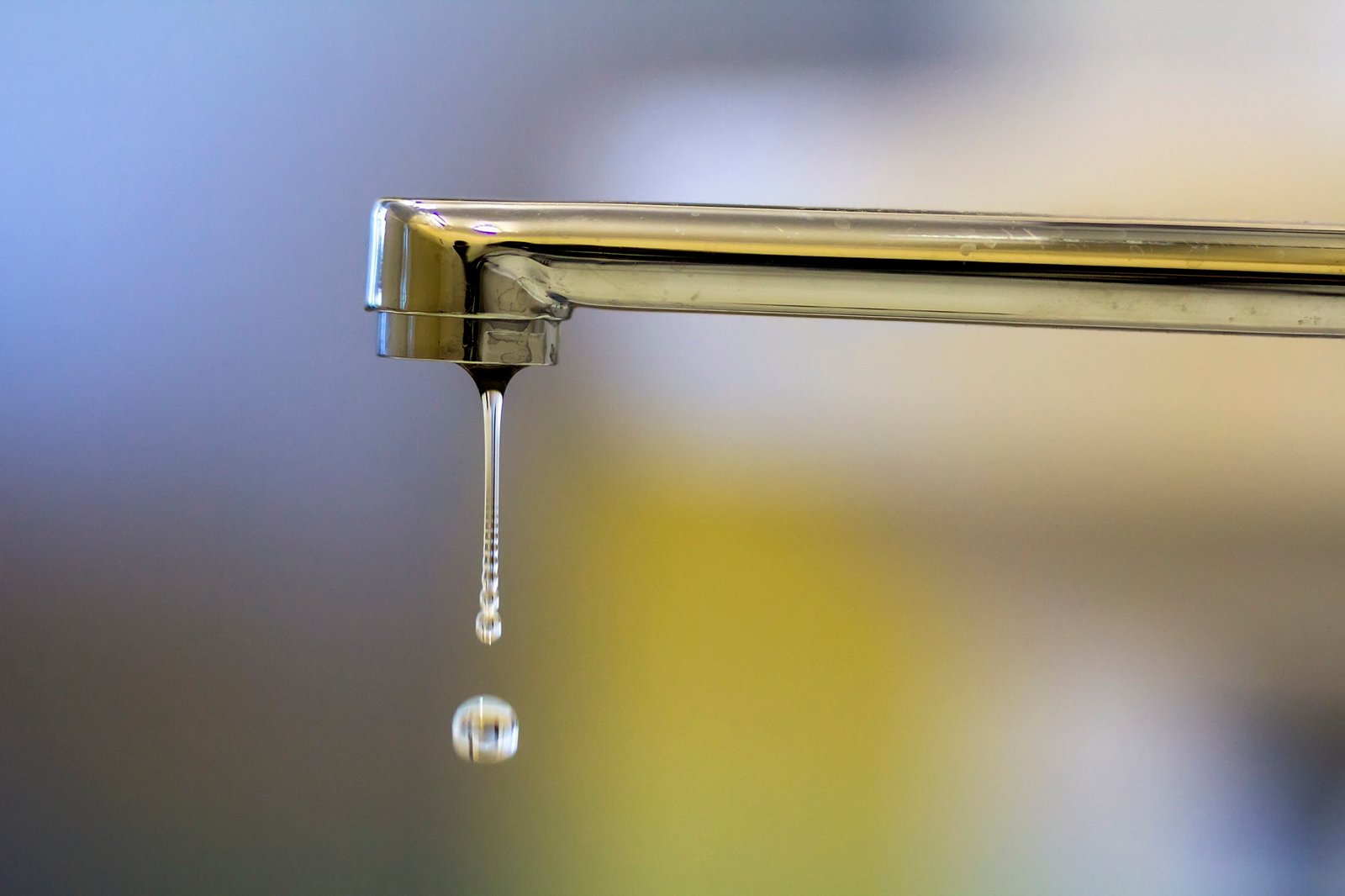Tropfender Wasserhahn an der Küche